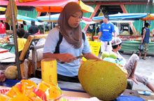 Większość mieszkańców Kota Kinabalu to teraz muzułmanie. Na zdjęciu - dziewczyna krojąca owoc drzewa chlebowego.