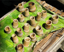 W takich bambusowych niby-kieliszkach lokalesi podają wino ryżowe.