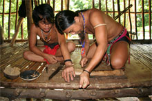 Tradycyjna metoda rozpalania ognia - przy użyciu kawałków bambusa.