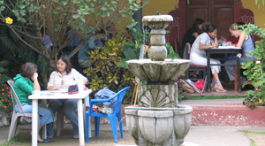gwatemala-szkola - w patio.jpg