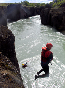 islandia-rafting - skoki ze skaly.jpg